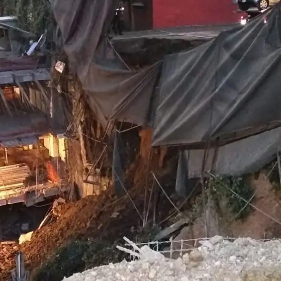 La barda perimetral y el estacionamiento del predio contiguo a la construcción resultaron afectados. Foto Twitter @SGIRPC_CDMX
