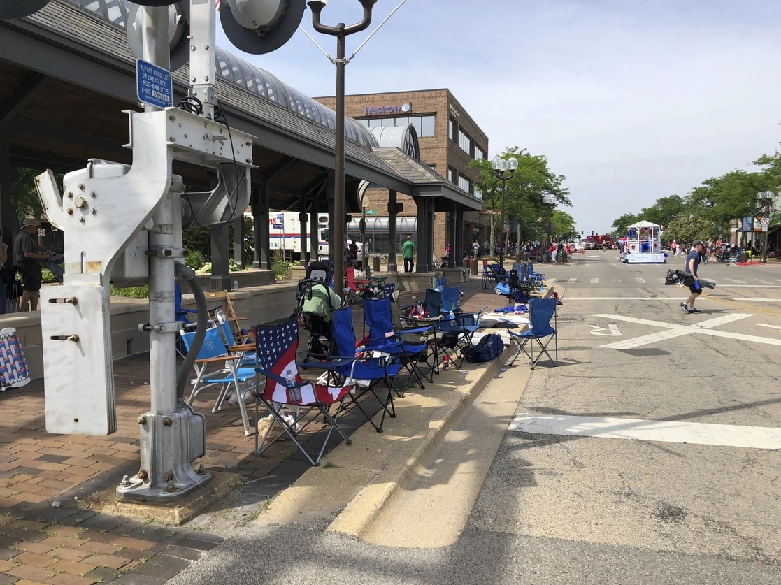 Sillas vacías en la banqueta por donde pasó el desfile del 4 de julio, después del tiroteo en Highland Park, en Chicago. Foto Ap