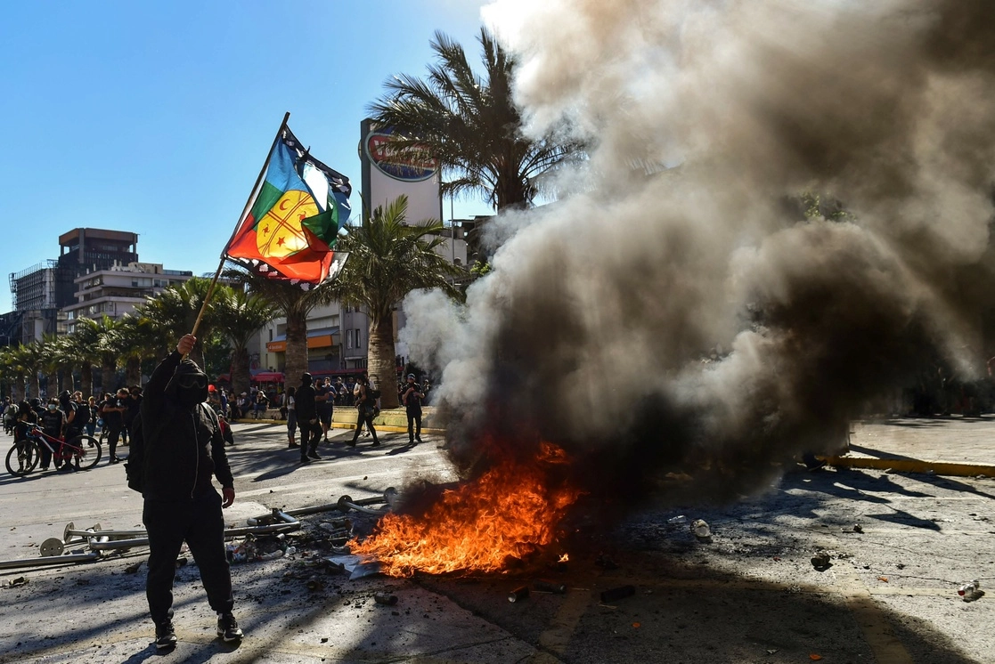 La bandera mapuche ondea en una manifestación ocurrida en Santiago el pasado 18 de octubre. Foto Afp/Archivo