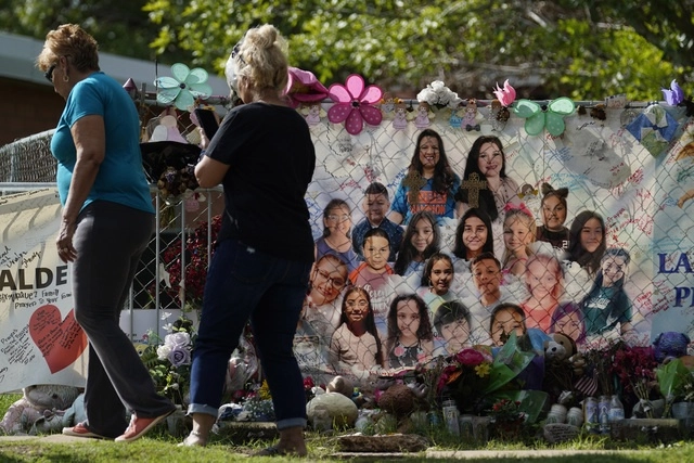 La policía reportó que el tiroteo ocurrió cerca del memoria de personas fallecidas en el ataque de hace dos meses. Foto Ap