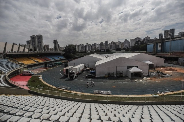 Un hospital temporal para la atención de pacientes con Covid-19 es construido en el Gimnasio Ibirapuera, en Sao Paulo, Brasil. Foto Xinhua