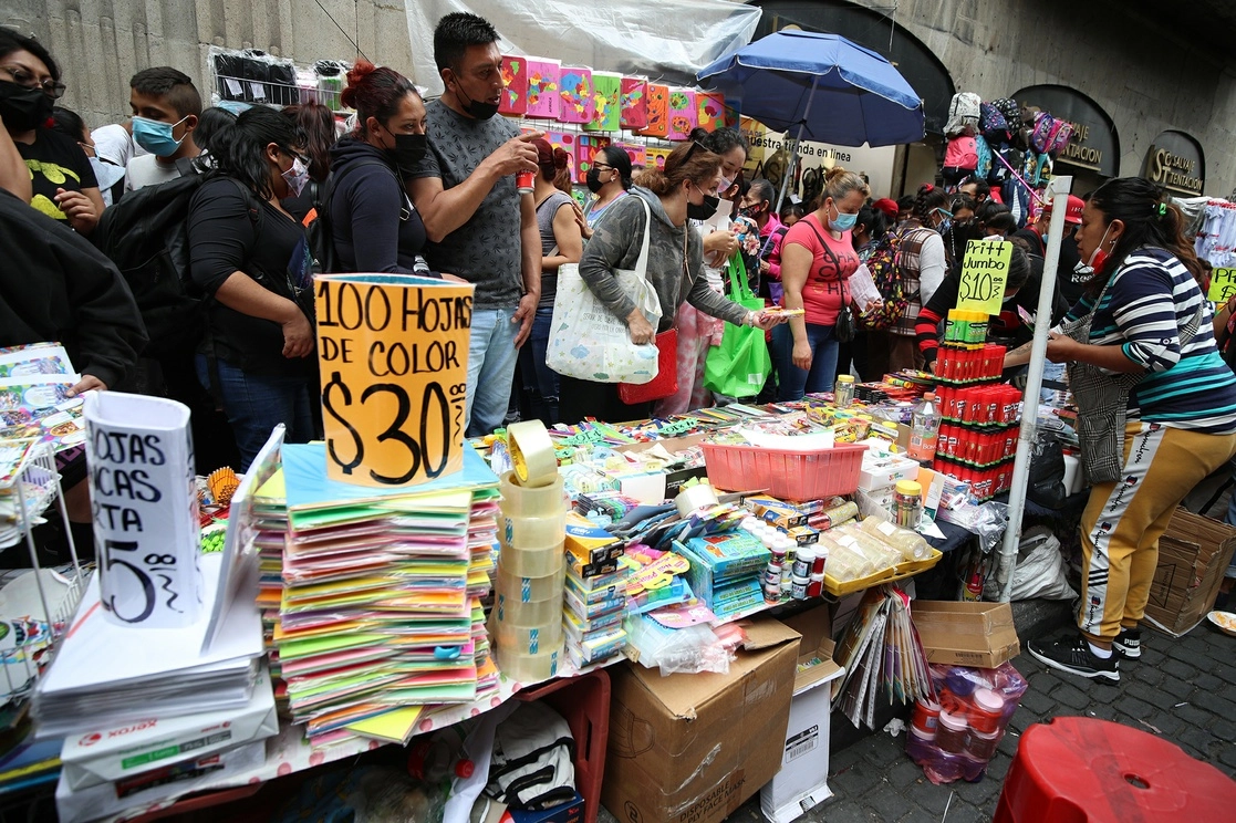 Sin distanciamiento social, padres de familia se arremolinan en la calle Mesones, en el Centro Histórico para comprar útiles escolares. Foto María Luisa Severiano