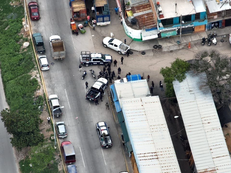 El lugar ya habían elementos de la policía municipal, quienes observaron lo que ocurría, en un momento de reclamos, ambos grupos comenzaron un enfrentamiento, en este sujetos sin identificar dispararon sin importar la gente que se encontraba en la zona para adquirir víveres, lo que ocasionó el pánico y tensión. Foto 