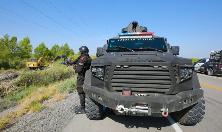 Policías estatales retiraron las unidades pesadas de las carreteras bloqueadas en Reynosa por presuntos integrantes del crimen organizado. Foto Cuartoscuro / Archivo
