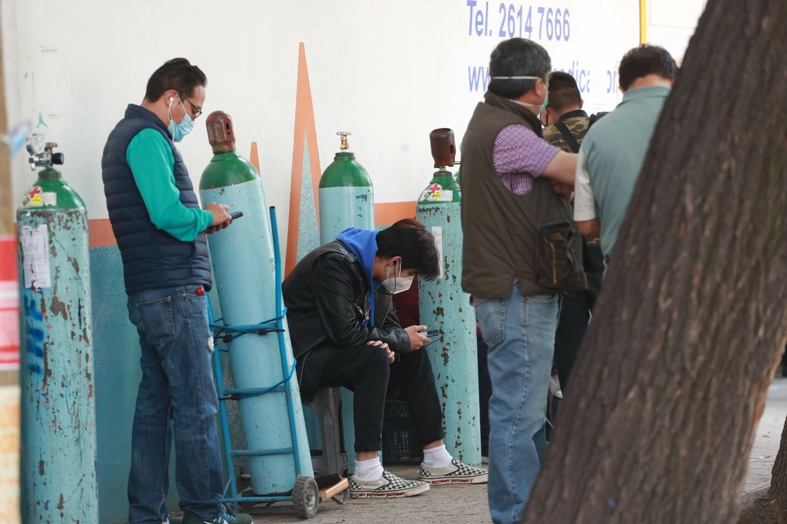 Fila para recargar tanques de oxígeno en la CDMX. Foto Luis Castillo