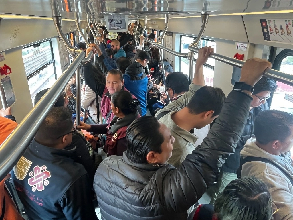El Sindicato Mexicano de Trabajadores del Sistema de Transporte Colectivo (SMTSTC) informó que la escasez de tarjetas de Movilidad Integrada para acceder al servicio causa molestias y retrasos en diferentes líneas del Metro.
Foto Luis Castillo/ La jornada