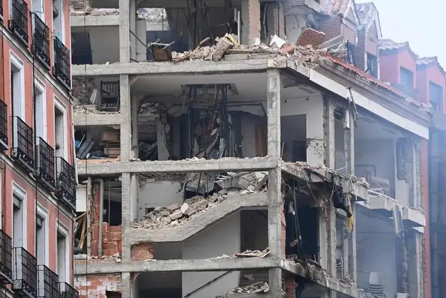 Tres pisos de la estructura fueron destruidos por la explosión. Foto Afp.