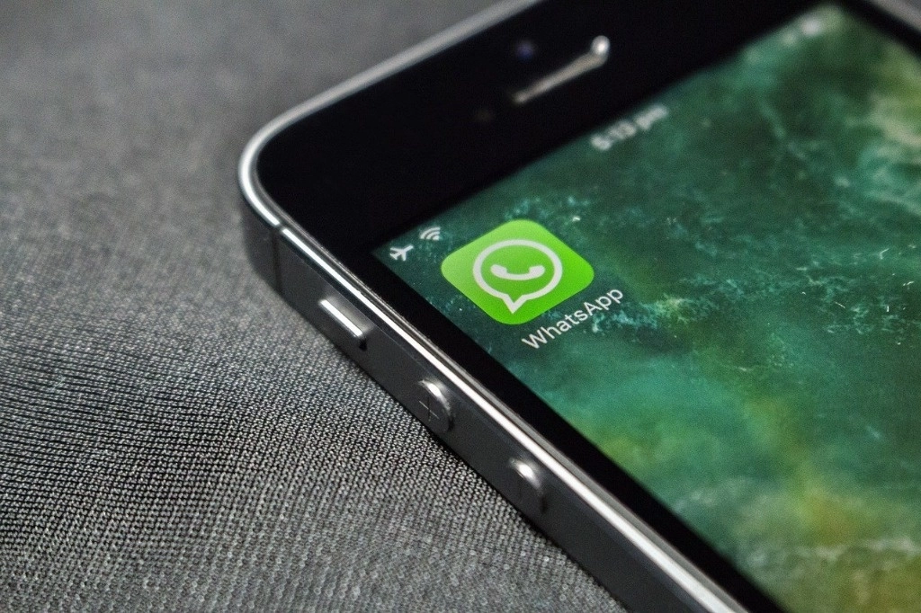 Usuarios de la plataforma de mensajería instantánea WhatsApp reportaron fallas al enviar mensajes. Foto Europa Press / Archivo