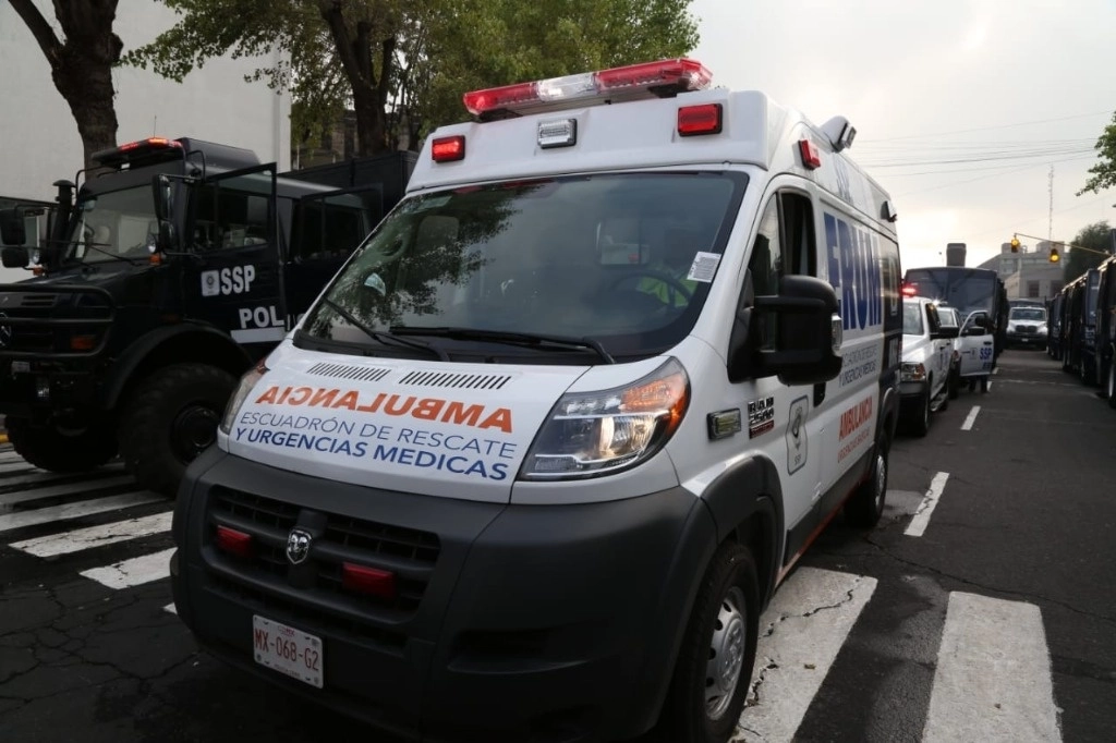 Paramédicos del Escuadrón de Rescate y Urgencias Médicas (ERUM) diagnosticaron a dos hombres de 23 y 25 años con traumatismo craneoencefálico moderado y herida cortante en el tobillo derecho. Foto @SSC_CDMX / Archivo 