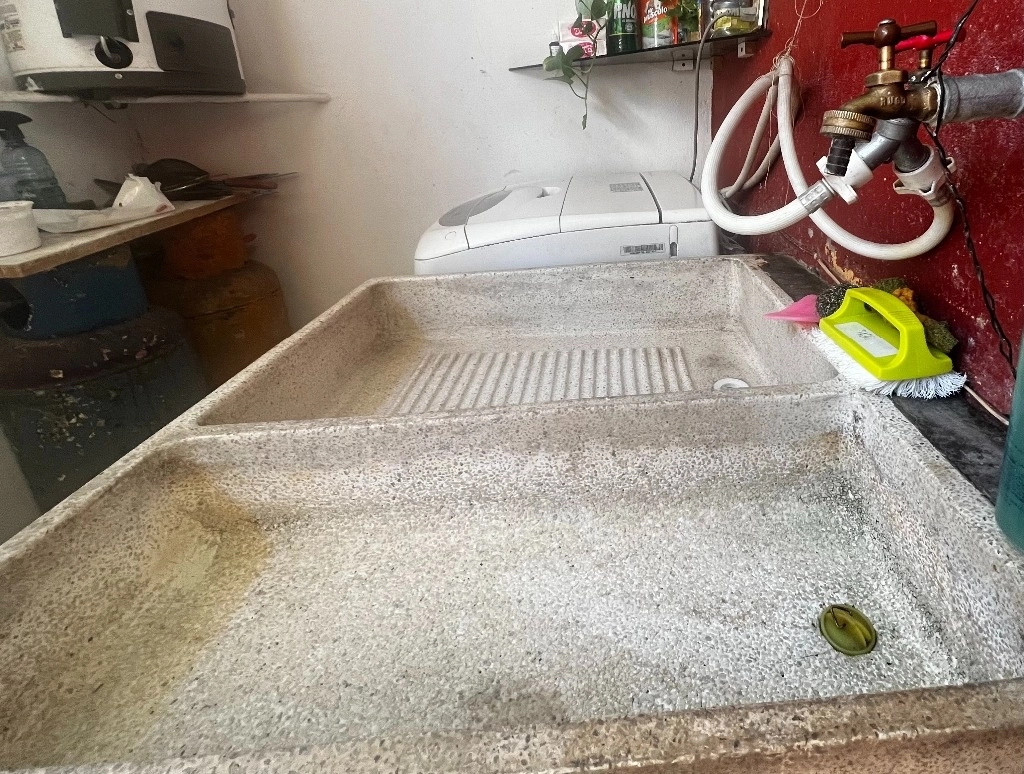 Vecinos de la colonia Acapantzingo de Cuernavaca, Morelos, aseguran no tener agua ni para lavar trastes. Foto Rubicela Morelos
