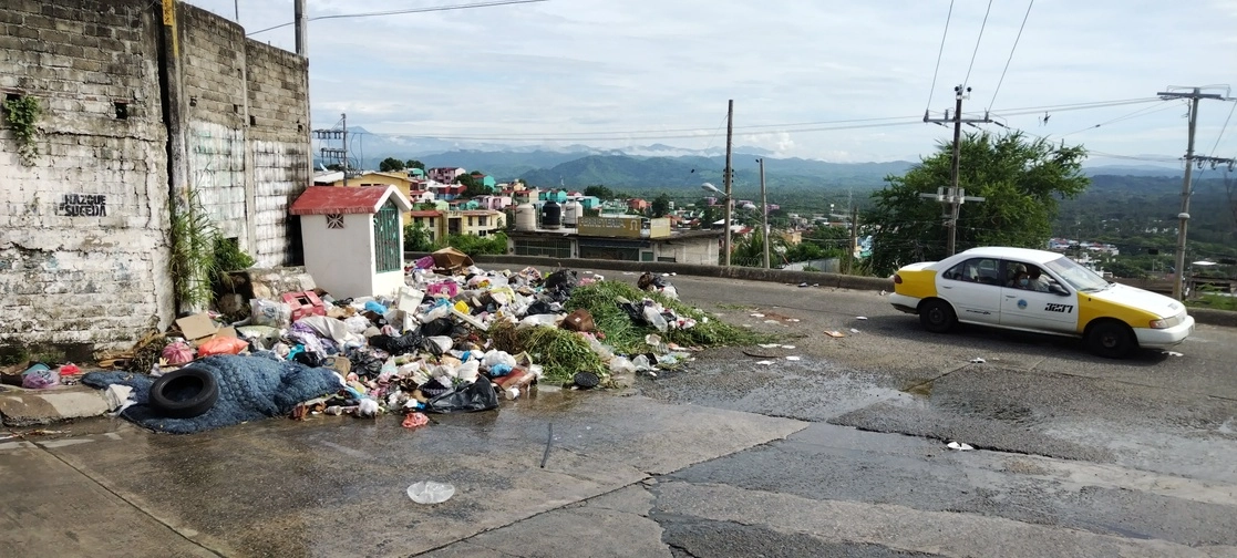 Basura acumulada en las inmediaciones de la Secundaria General Número 100 Álvaro Obregón, en Acapulco, Guerrero. Foto Héctor Briseño