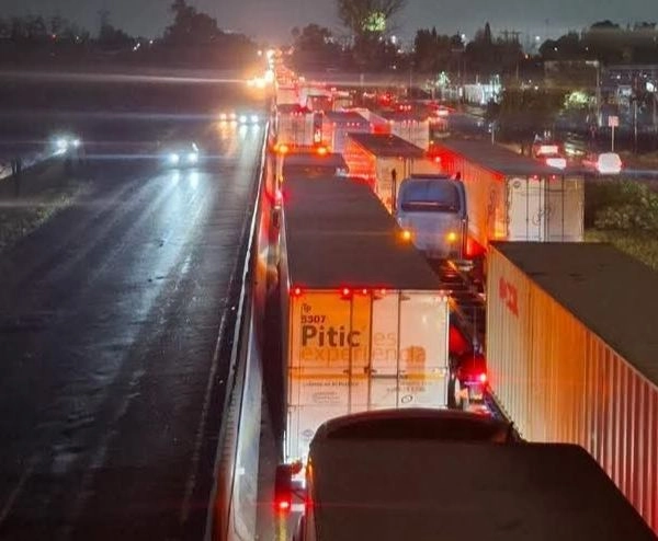 Tráfico por la lluvia en la autopista México-Querétaro. Foto tomada de redes sociales