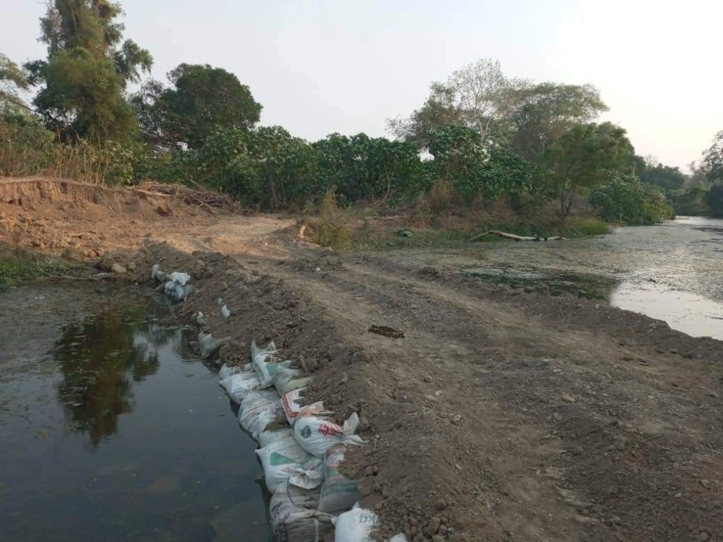 Trabajadores del municipio de San Felipe Orizatlán, Hidalgo, colocaron costales con piedras en el río San Pedro. Foto  Ricardo Montoya