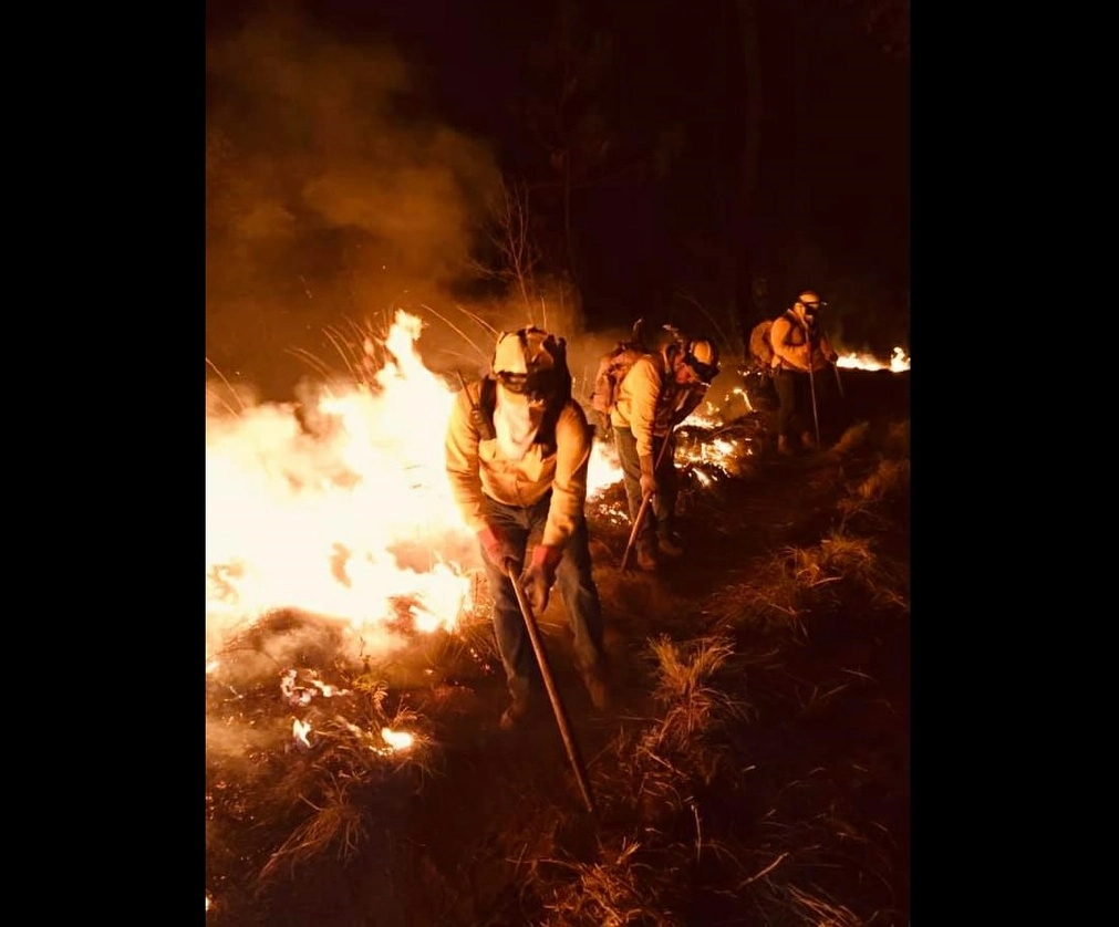 El incendio se reportó cerca de la medianoche del martes y fue extendido por los fuertes vientos en la zona. Foto tomada del Facebook de @UruapanGobiernoMunicipal