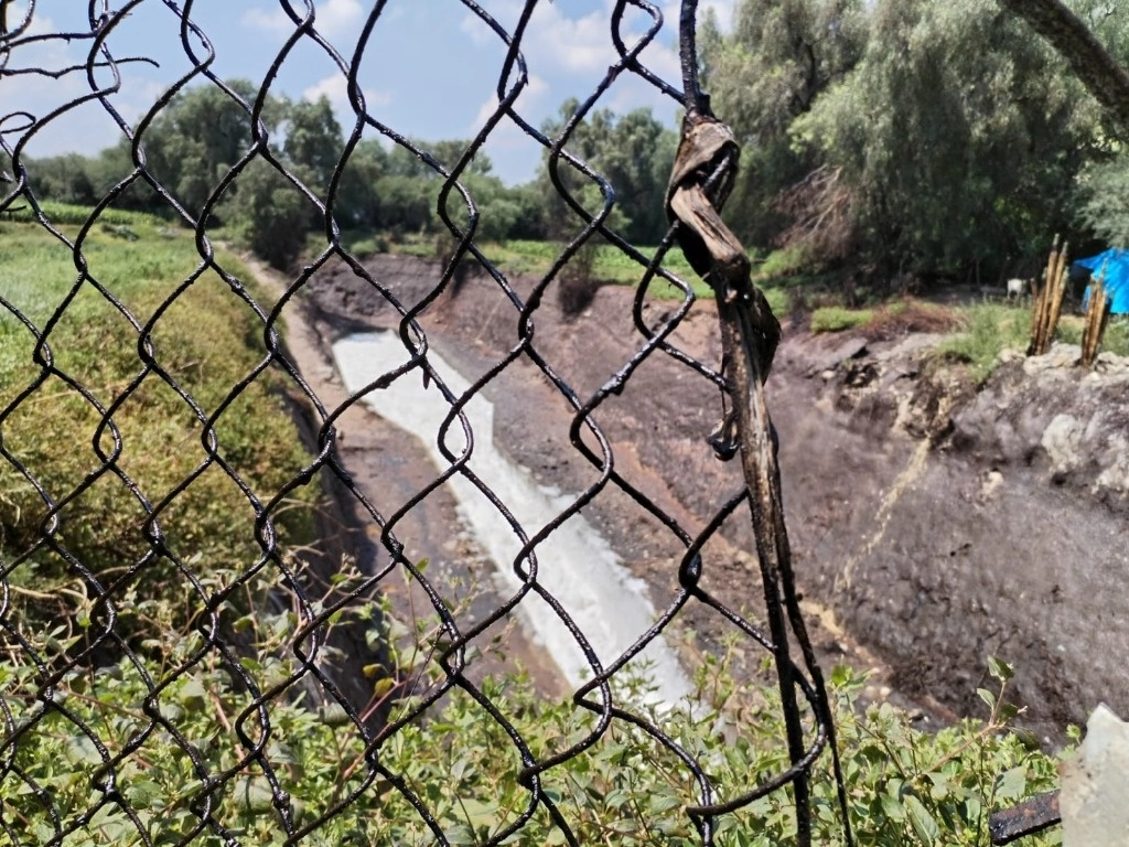 En el puente vehicular que se encuentra sobre el canal aún queda parte del enrejado perimetral que servía para evitar la caída accidental de personas y animales. Foto Ricardo Montoya 