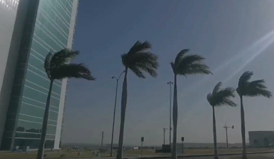 El pronóstico señala que el frente frío traerá lluvias de ligeras a intensas durante este fin de semana. Captura de imagen tomada del video en la cuenta de Twitter @MeteoroTamps