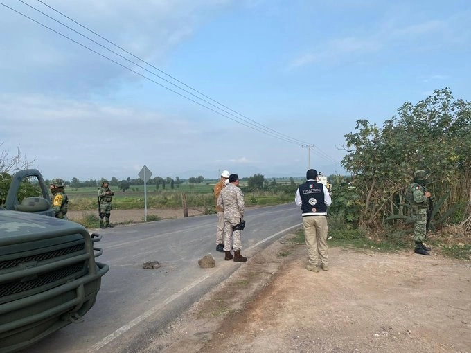 Personal especializado de Pemex realiza labores para controlar la fuga de combustóleo en Tezontepec de Aldama. Al lugar también llegaron elementos de seguridad del estado y de Sedena, informó la Coordinación Nacional de Protección Civil en Twitter. Foto tomada de dicha red social @CNPC_MX