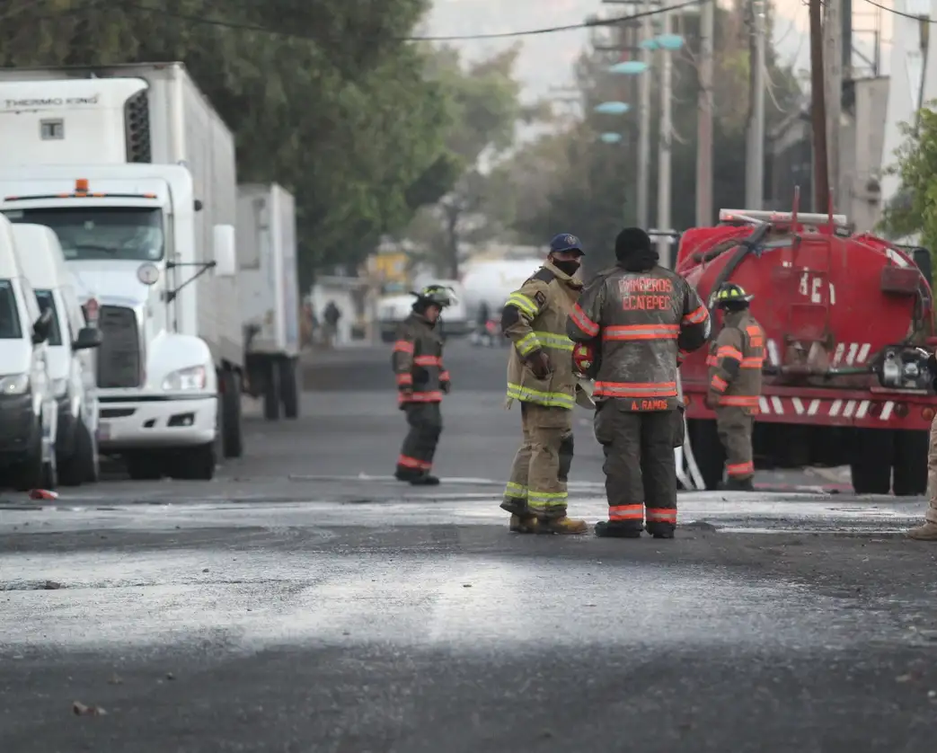 Protección Civil y Bomberos de Ecatepec acordonaron la zona y cerraron la circulación vehicular un kilómetro a la redonda, debido a la fuga de gas natural detectada hoy en la zona industrial de Xalostoc. Foto La Jornada  