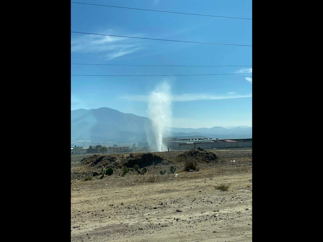 A través de dos perforaciones del ducto es por donde se registra la fuga del combustible en la colonia Luis G. Bonfil, en Tlanalapa, Hidalgo, el 25 de marzo de 2021. Foto ‘La Jornada’
