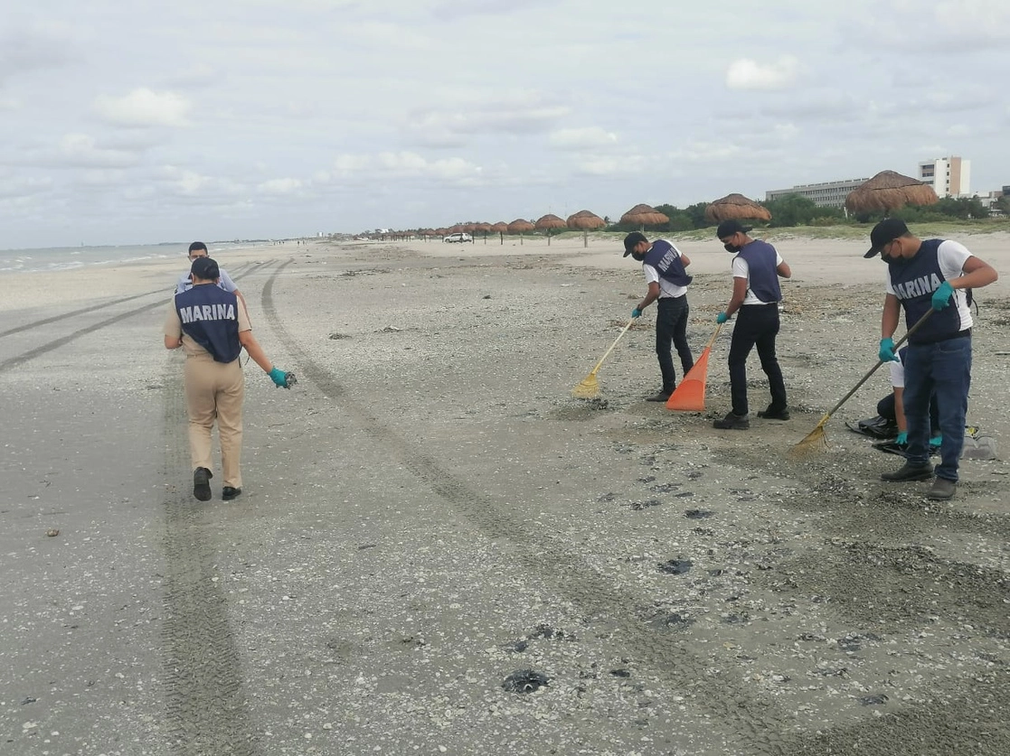La Semar confirmó la presencia de grumos de hidrocarburo a lo largo de 11 km de la costa frente a la isla del Carmen, y puso en marcha un operativo para la limpieza de las playas. Foto cortesía Semar