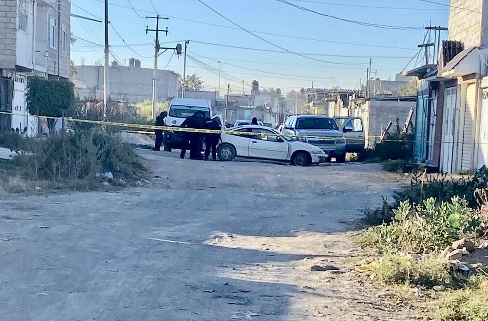 Policías municipales localizaron un automóvil tipo Cavalier color blanco, en cuyo interior, localizaron los cuerpos. Foto La Jornada