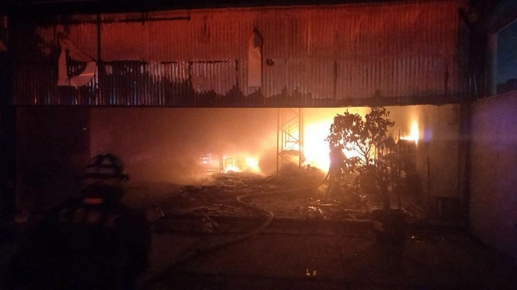 El incendio se registra en una bodega de medicamentos ubicada en la colonia Industrial Vallejo, de la alcaldía Gustavo A. Madero. Foto tomada de X @Bomberos_CDMX
