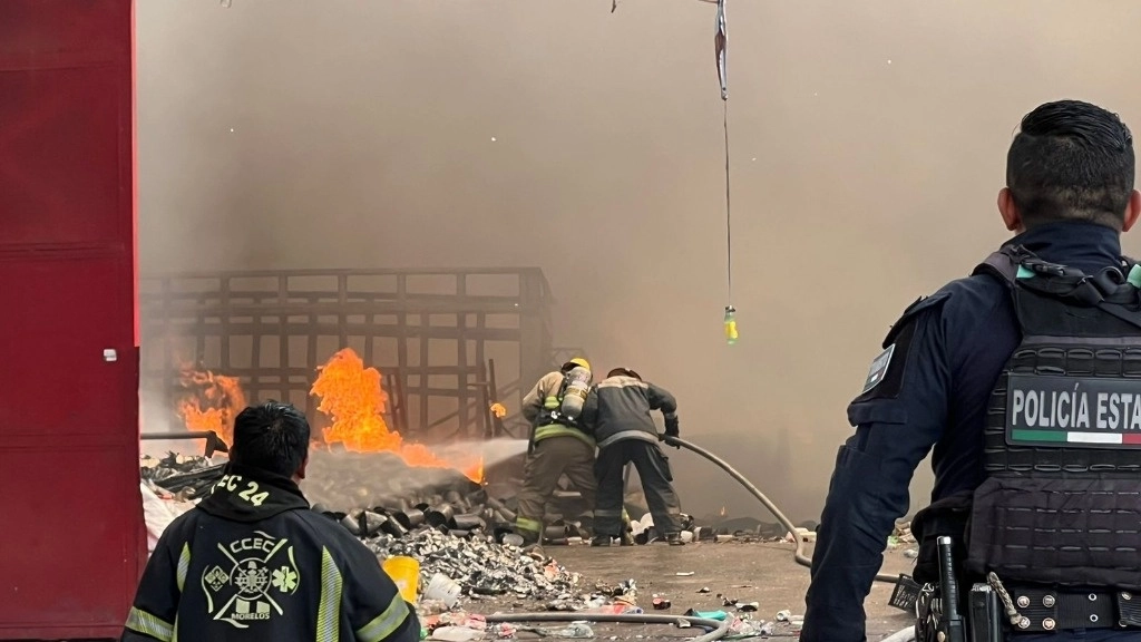 Los primeros elementos que atendieron dicho incendio fueron los centro de control de emergencias ubicados en CIVAC, y los bomberos de PC de Jiutepec. Foto La Jornada 