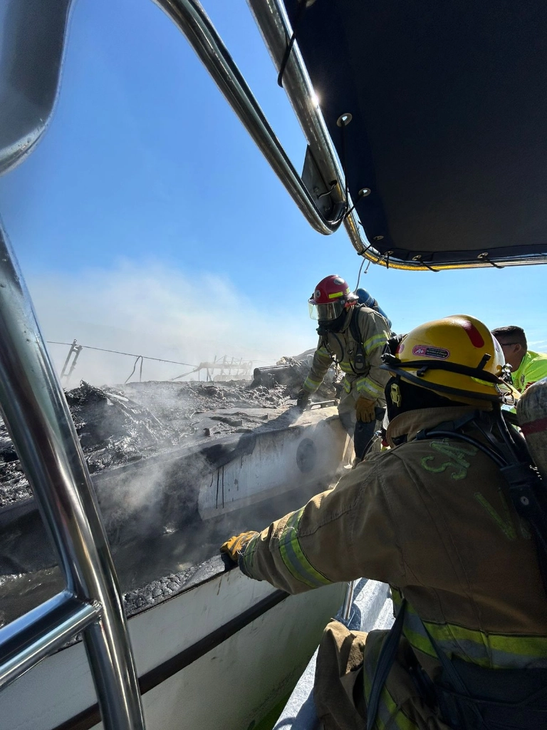 Datos de la Dirección de Protección Civil, indican que al parecer el fuego se inició por una falla mecánica en la embarcación. Foto  La Jornada 