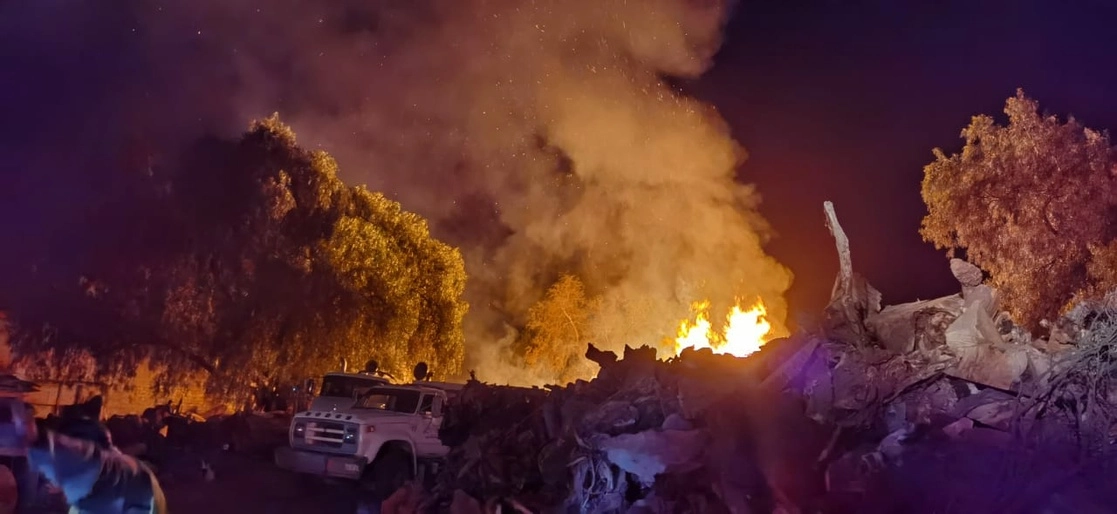 Aspectos del incendio en el aserradero. Foto La Jornada