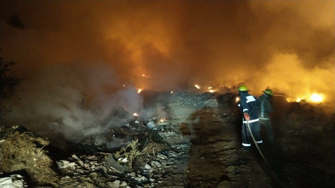Bomberos de Morelos combaten el incendio en el basurero de Huitzala desde ayer en la noche. Foto cortesía Protección Civil Morelos