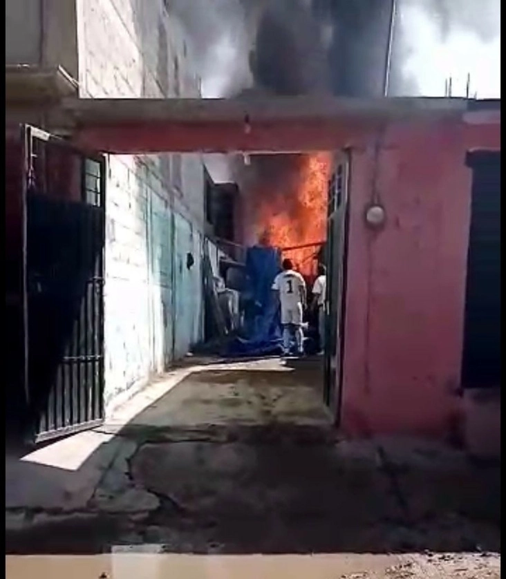 Elementos de bomberos y protección civil desalojaron a los vecinos que viven cerca de la bodega. Foto La Jornada