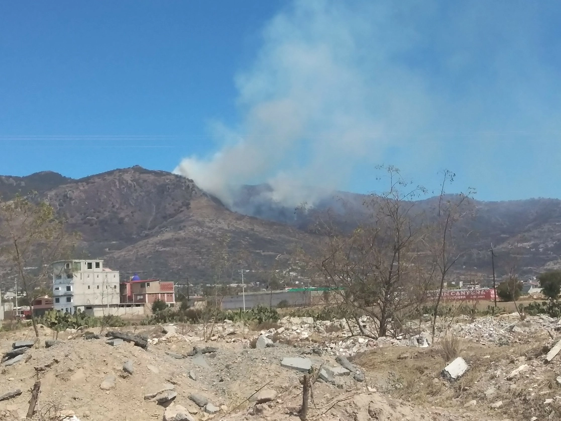 El incendio registrado en el Parque Nacional el Chico se puede ver desde diversos puntos de  Pachuca, San Agustín Tlaxiaca y El Arenal. Foto Juan Ricardo Montoya