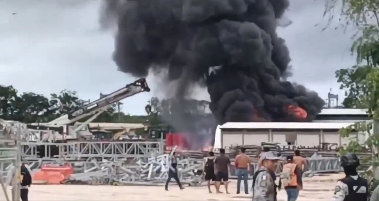 Bomberos y brigadistas sofocaron el incendio en el campamento de ingenieros militares en Quintana Roo. Foto