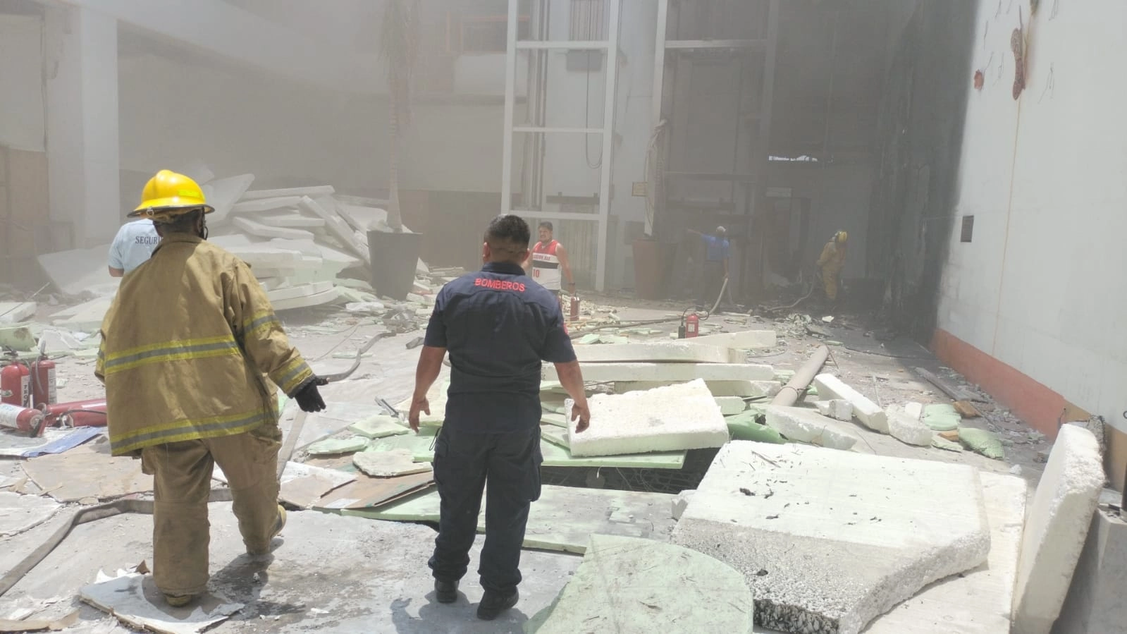 De las instalaciones se elevó una gran columna de humo que ocasionó alarma entre conductores y transeúntes, por lo que trabajadores tuvieron que ser evacuados. Foto Gobierno municipal de Acapulco 
