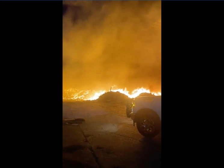 Elementos de Protección Civil y Bomberos de NL combaten un incendio en un centro de transferencia de basura del Sistema Integral para el Manejo Ecológico y Procesamiento de Desechos, en la colonia Parque Industrial San Miguel, municipio de Guadalupe, el 5 de septiembre de 2023. Foto tomada de X @PC_NuevoLeon