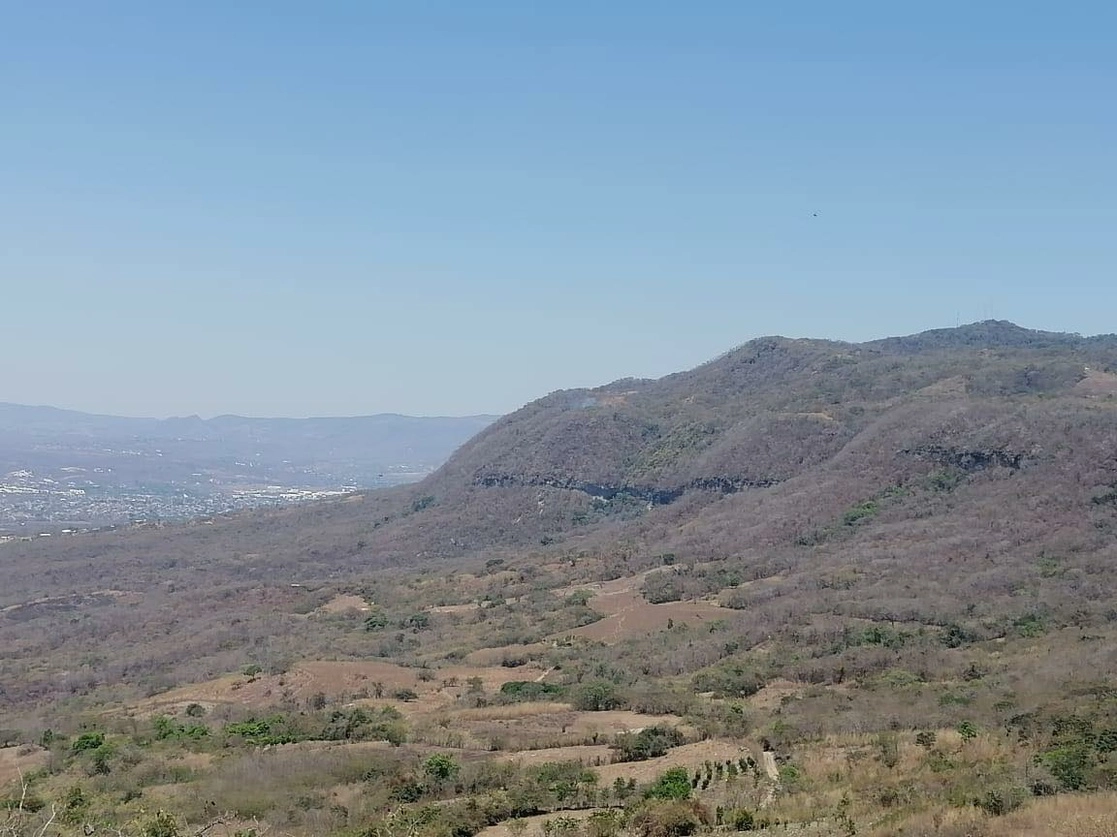 Protección Civil de Tuxtla Gutiérrez informó que al mediodía se había controlado en un 80 por ciento el incendio en el Cerro Mactumatzá. Foto tomada del Facebook de @TuxtlaPCivil