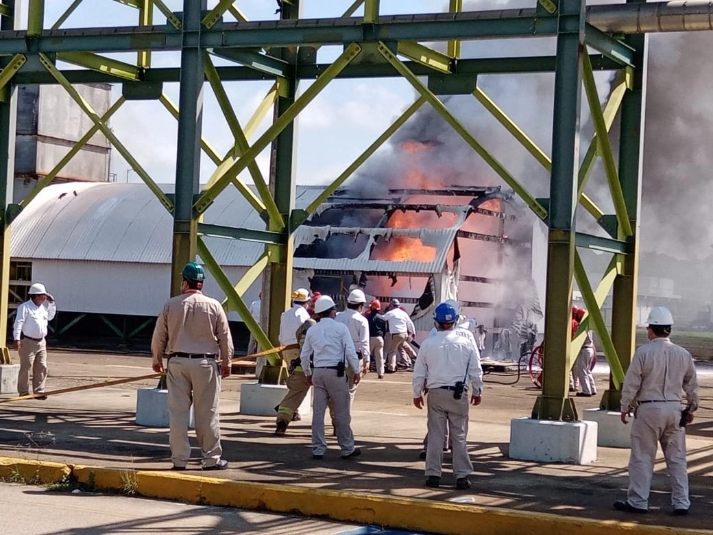 Incendio del turbogenerador número cinco del complejo petroquímico La Cangrejera, en Coatzacoalcos, Veracruz, el 25 de febrero de 2021. Foto cortesía trabajadores de la planta La Cangrejera para La Jornada Veracruz