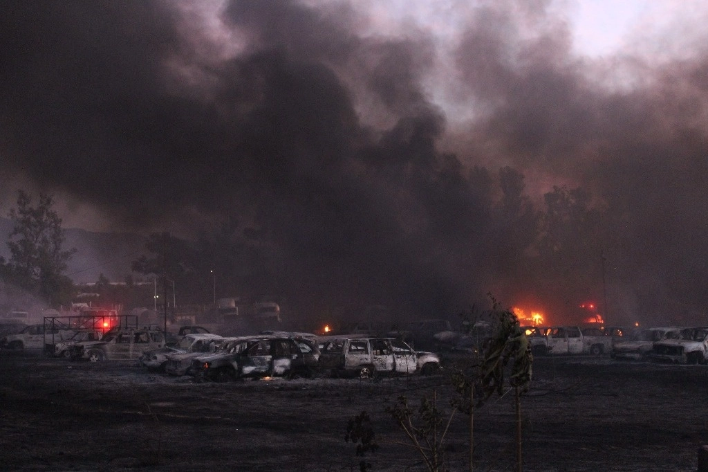 Para combatir el fuego, trabajaron cincuenta elementos entre bomberos de Tlajomulco, del Estado y de Guadalajara. Foto Arturo Campos Cedillo 