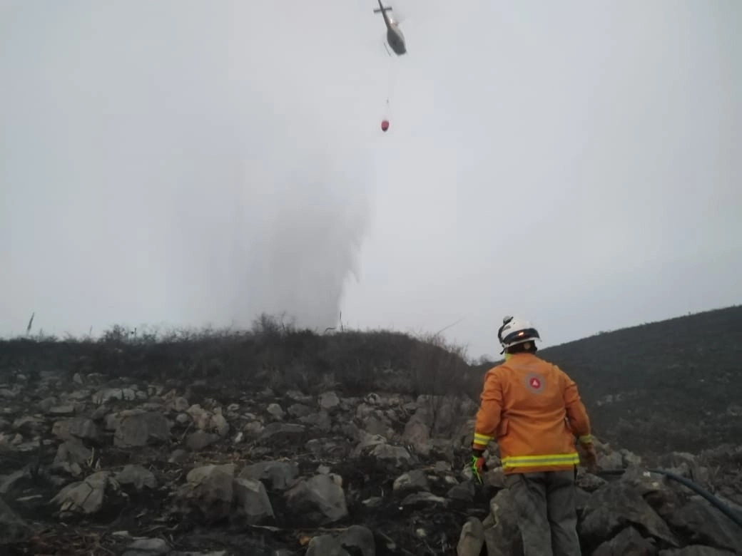 Un nuevo incendio forestal afecta a la entidad, en las faldas del cerro de las Mitras, en el municipio de Santa Catarina, informó Protección Civil. La imagen, del 14 de abril de 2021. Foto tomada del Twitter de @PC_NuevoLeon