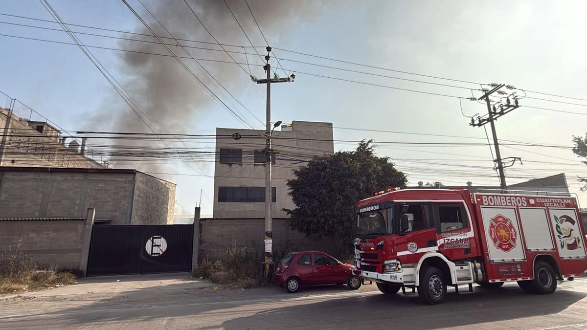 Personal de Protección Civil y Bomberos (PCyB) de Cuatitlán Izcalli sofocó el incendio registrado en una empresa de qúimicos ubicada en Industrial Cuamatla; no se reportaron heridos. Foto