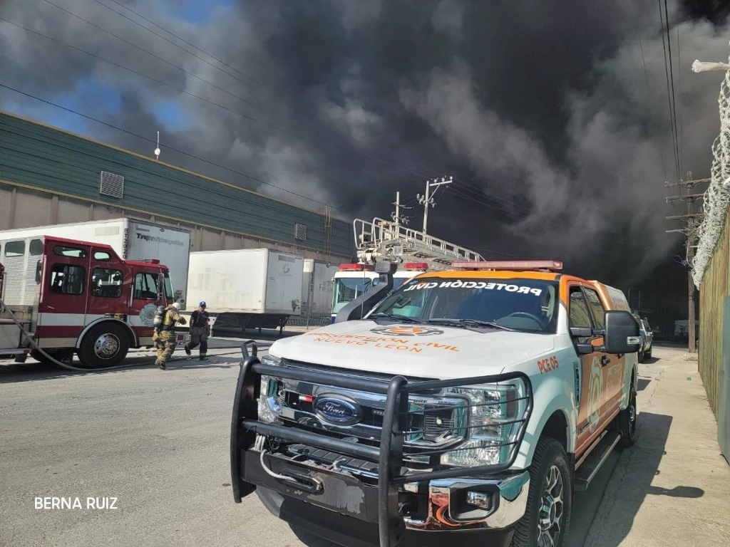 Personal de Protección Civil de Nuevo León acuden a brindar apoyo en incendio de bodega de plásticos y madera en San Nicolás de los Garza. Foto X @PC_NuevoLeon