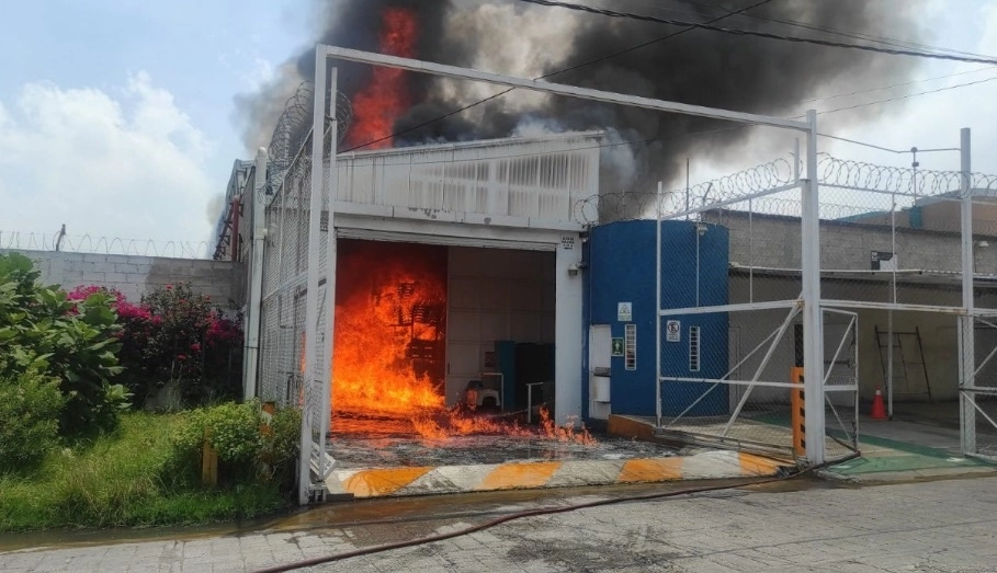 El incendio tras la explosión de un contenedor de etilo provocó una densa nube de humo negro. Foto tomada de @pciviledomex
