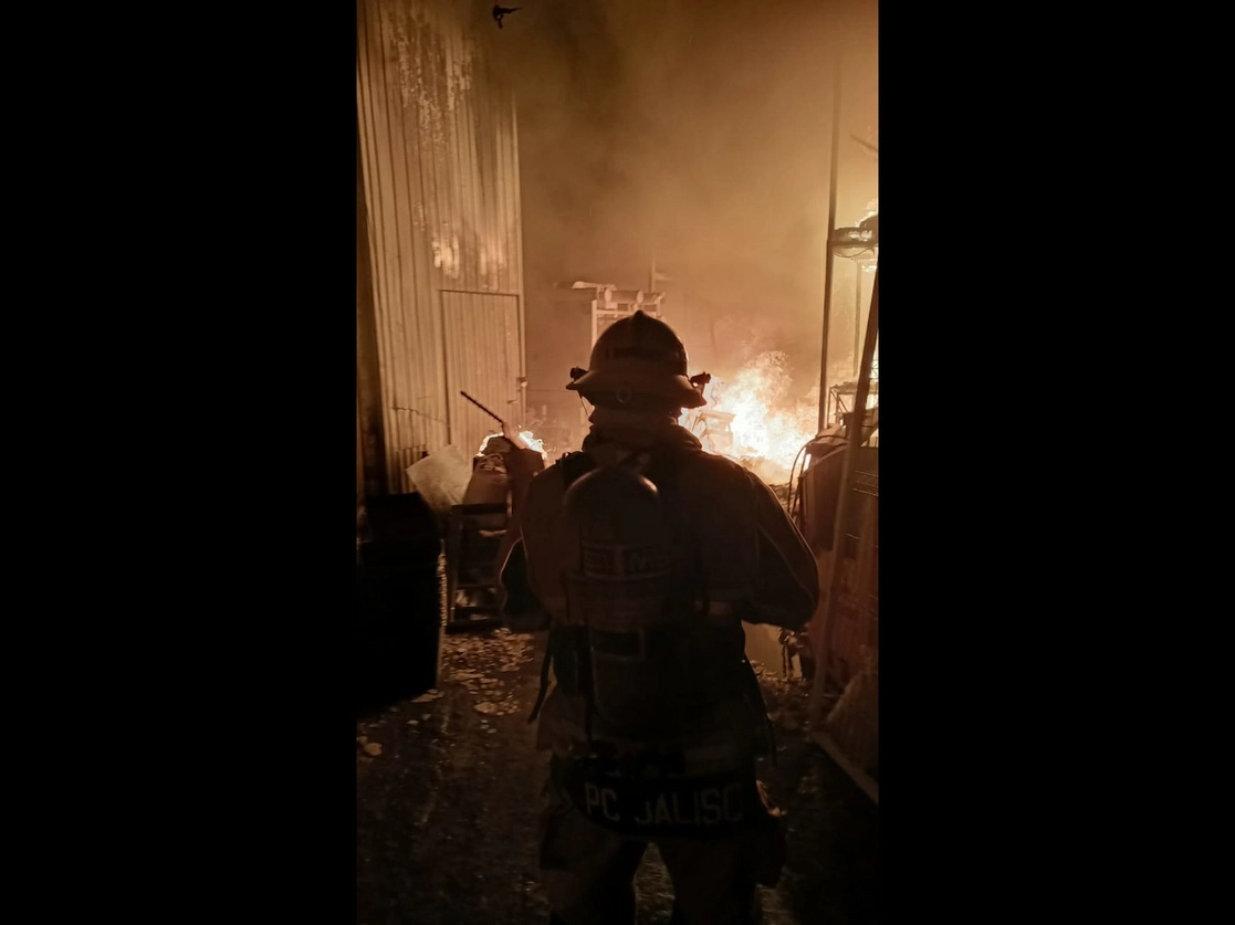 El municipio de El Salto solicitó ayuda a los bomberos de Tlajomulco, Tlaquepaque, y Guadalajara debido a que el fuego estaba fuera de control, el 16 de diciembre de 2021. Foto La Jornada