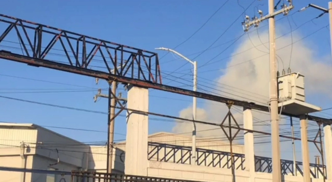 Ochenta y dos trabajadores de la empresa Cuprum, ubicada en San Nicolás de los Garza, fueron evacuados tras registrarse un incendio en la fábrica, el 22 de diciembre de 2021. Foto ‘La Jornada’