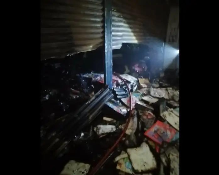 El incendio reportado esta mañana ocurrió en locales de la zona de Tepito, en la alcaldía Cuauhtémoc. Foto Twitter@Bomberos_CDMX
