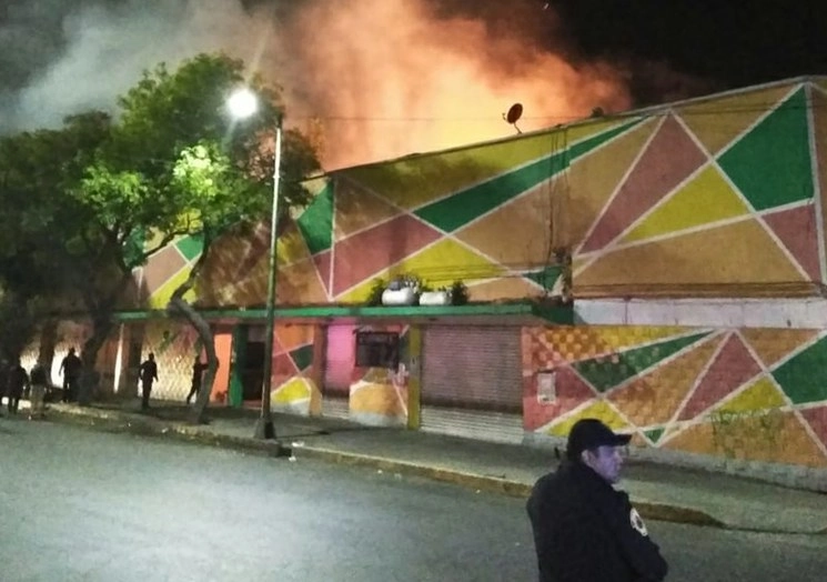 Aspectos del incendio en el mercado Morelos, esta noche. Imagen difundida en redes sociales
