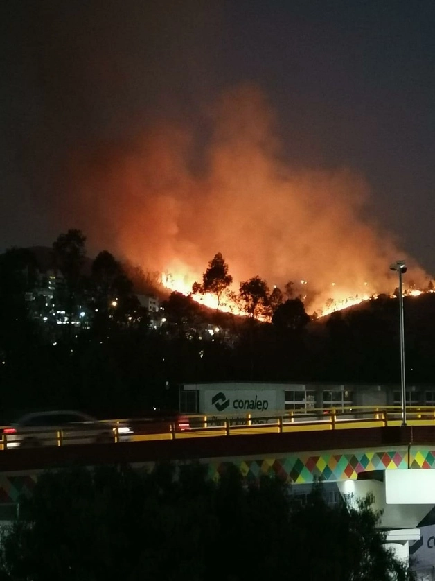 Bomberos de tres municipios se unieron al combate. Foto La Jornada
