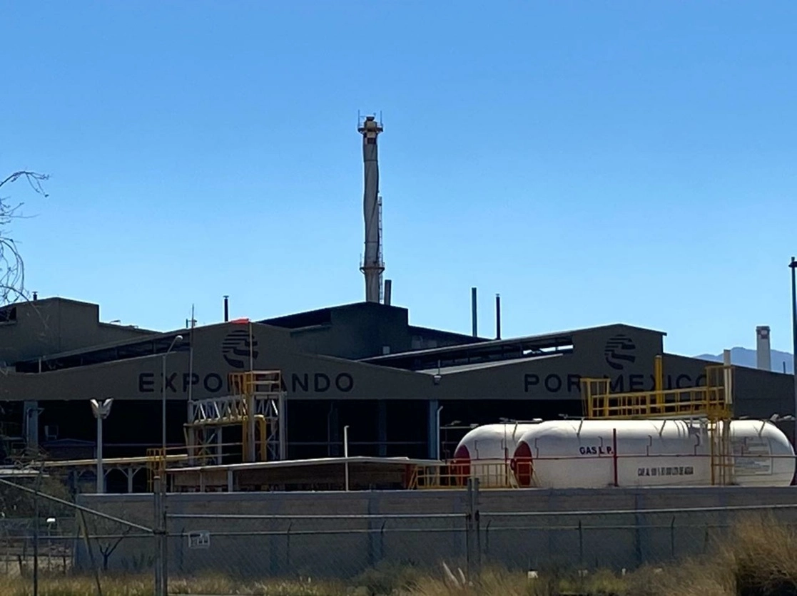 El gobierno de San Luis Potosí informó que el incendio en la planta de zinc de Industrial Minera México fue controlado por bomberos del municipio, el 8 de febrero de 2021. Foto tomada del Twitter de @SLPMunicipio 