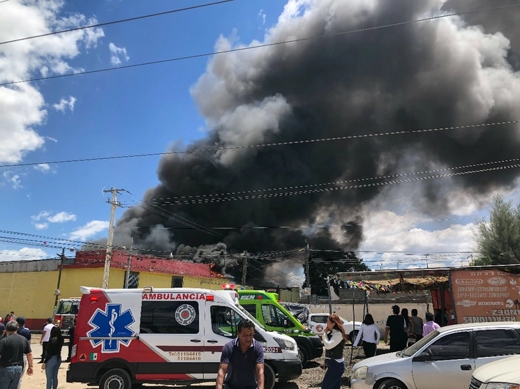 De las bodegas aledañas, los bomberos y personal de esos almacenes sacaron parte de su material como medida de prevención si se extendía  el fuego. Foto Javier Salinas Cesáreo