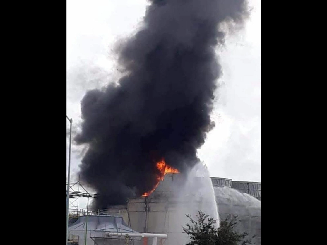 El incendio se localiza en la zona de enfriamiento de la refinería de Cadereyta, ubicada en Nuevo León, el 12 de noviembre de 2021. Foto tomada de Twitter

